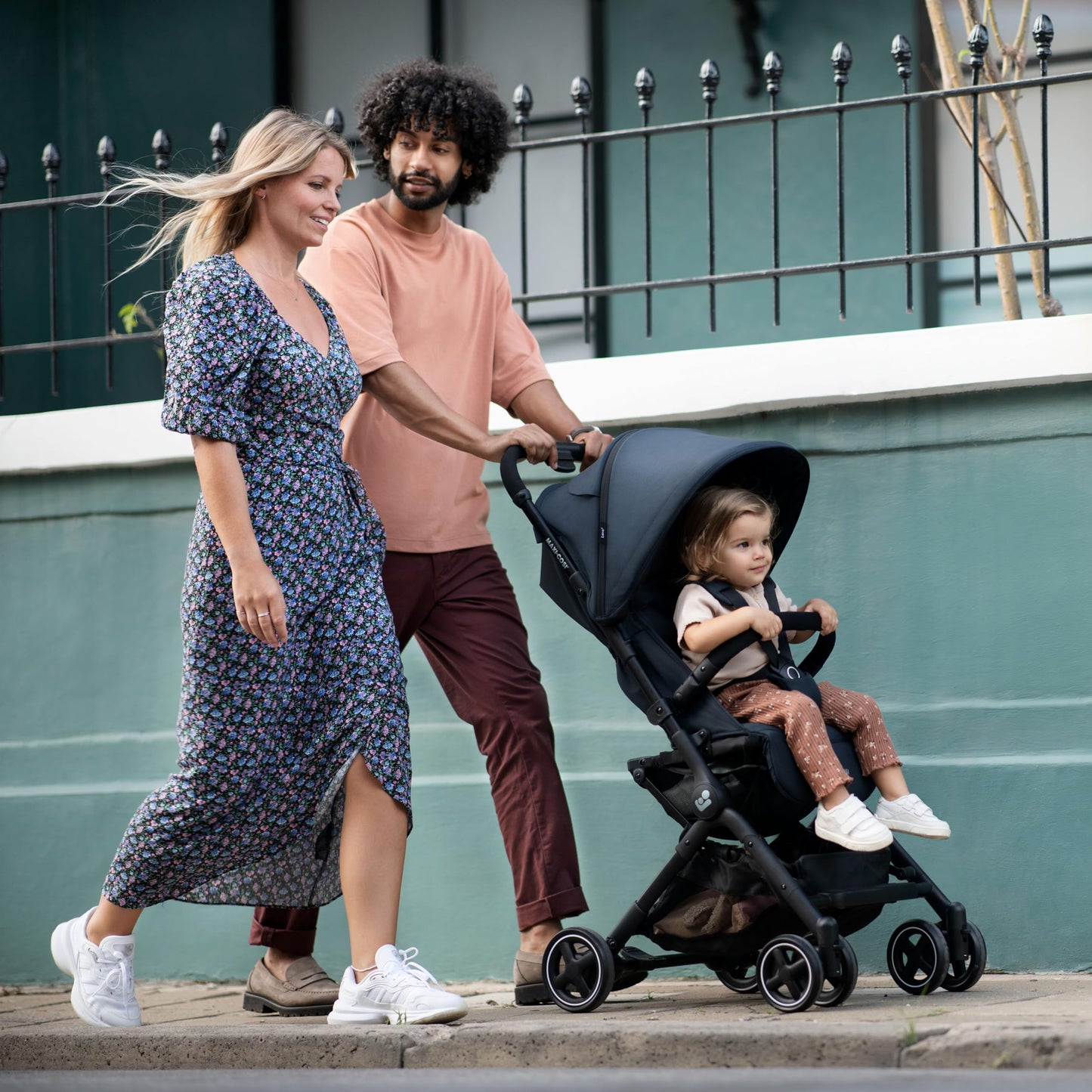Maxi-Cosi Lara2 Silla de Paseo Ligera y Compacta, con Plegado Automático y Reclinación Total, de 0 a 4 Años (hasta 22 kg), Essential Graphite