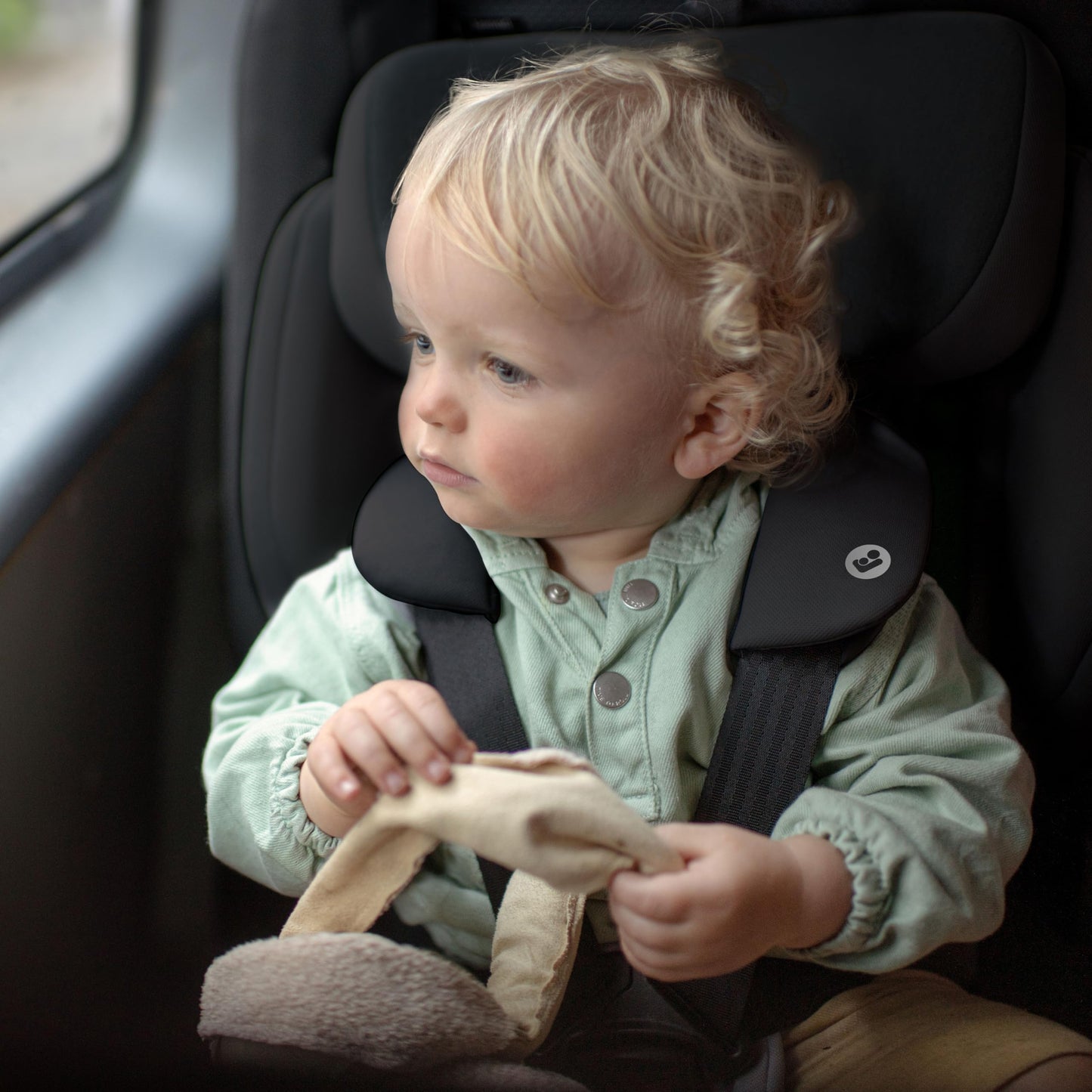 Maxi-Cosi Nomad Plus Silla de Coche de Viaje Plegable, Ligera y Ultracompacta, con Bolsa de Viaje y Protección Lateral, de 15 Meses a 4 Años, Negro